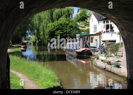 Sehen Sie unter Gnosall Brücke von einem Narrowboat vertäut neben dem Bridge Inn am Shropshire-Union-Kanal in Gnosall, Staffordshire an Stockfoto