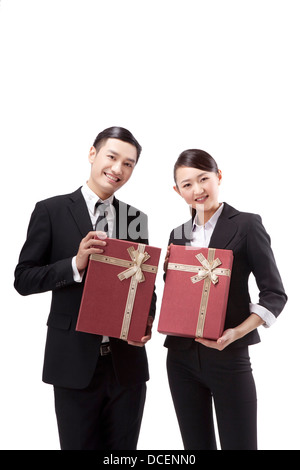 Geschäftsleute mit Geschenk-box Stockfoto
