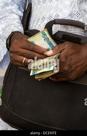 Cashew-Nuss Käufer zählt sein Geld, Fass Njaga Choi, Gambia Stockfoto