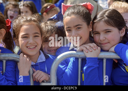 Religiöse jüdische Mädchen im Publikum der Verzögerung B'Omer Parade in Crown Heights, Brooklyn, New York Stockfoto