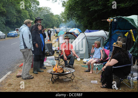 Balcombe Sussex UK 16. August 2013 - Anti-Fracking Demonstranten versammeln sich auf dem Gelände der Cuadrilla in West Sussex Dorf der Balcombe wo die Firma Explorationsbohrungen durchführen. Tausende von Demonstranten werden voraussichtlich den Protest über das bevorstehende Wochenende beitreten Stockfoto