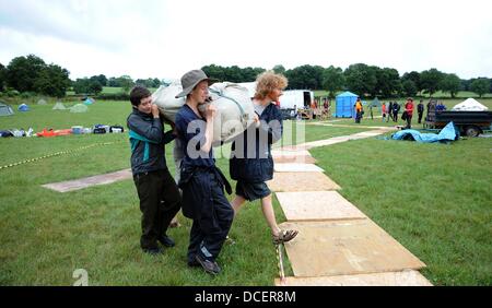 Balcombe Sussex UK 16. August 2013 - Mitglieder von No Dash für "Erdgas" Zelte als Anti-Fracking Demonstranten versammeln sich am Ortsbild Cuadrilla in West Sussex Dorf der Balcombe wo die Firma Explorationsbohrungen durchführen. Tausende von Demonstranten werden voraussichtlich den Protest über das bevorstehende Wochenende beitreten Stockfoto