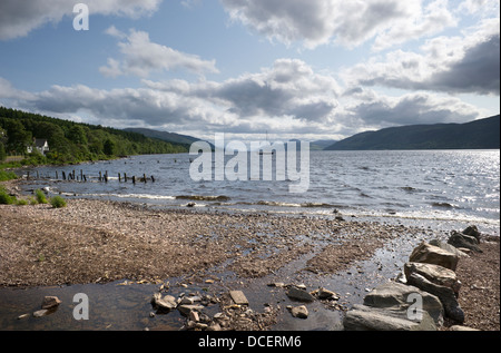 Blick vom Ufer von Loch Ness nach unten den Great Glen von Eve in der Nähe von Inverness Schottland Stockfoto