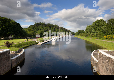 Blick entlang des Caledonian Canal aus dem Dochgarroch Schloss in der Nähe von Inverness Schottland Stockfoto