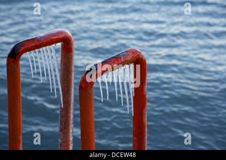 Eiszapfen bilden am Geländer entlang Lake Michigan in Chicago Stockfoto