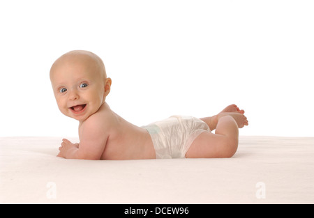 Babymädchen auf dem Bauch liegend Stockfoto