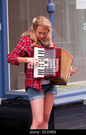 Straße Straßenmusiker spielen ein Akkordeon Stockfoto