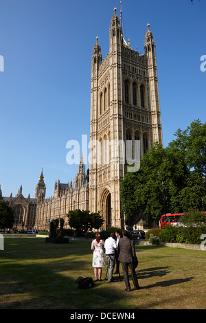 TV-Medien-Team auf College grün vor Victoria Turm des Palastes von Westminster London England UK Stockfoto