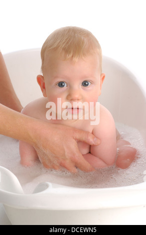 Kleiner Junge in einer Badewanne Stockfoto