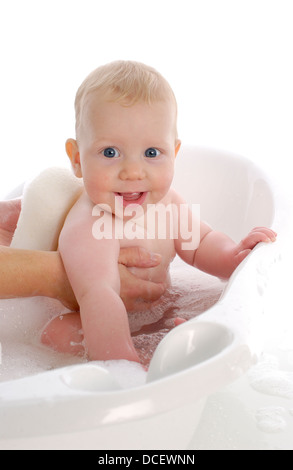 Kleiner Junge in einer Badewanne Stockfoto