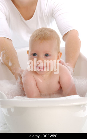 Kleiner Junge in einer Badewanne Stockfoto