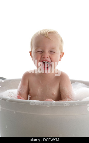 Baby Boy in Badewanne Stockfoto