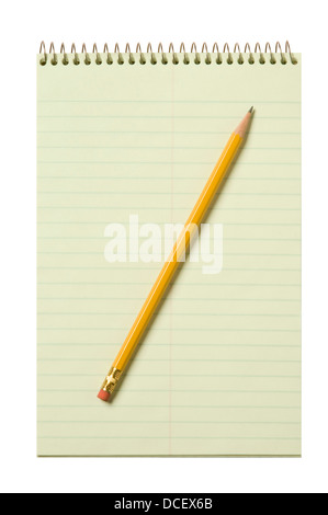 Stenografen Pad flach mit einem gelben Bleistift auf weißen Hintergrund isoliert Stockfoto