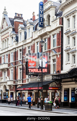 Menschen zu Fuß vorbei an der Lyric Theatre zeigen die live Musik 'Thriller' - Shaftesbury Avenue, West End, London, W1, Stockfoto