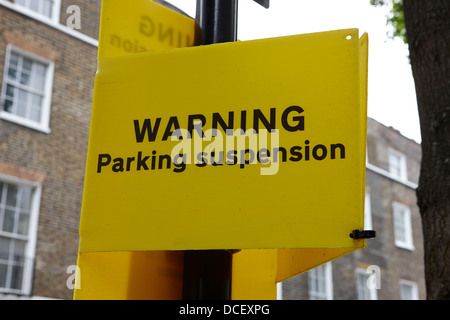 Warnung Parken Aussetzung Zeichen in central London England UK Stockfoto