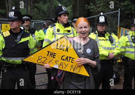 Balcombe Sussex UK 16. August 2013 - Dame Modedesignerin Vivienne Westwood tritt Anti-Fracking Demonstranten in Balcombe Stockfoto