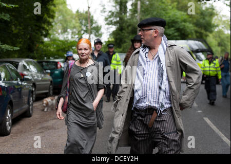 Balcombe, UK, 16. August 2013. Vivienne Westwood lohnt sich einen Besuch der Balcombe Fracking wo Hunderte von Demonstranten haben für ein Wochenende voller Massendemonstrationen konvergieren. Bildnachweis: Lee Thomas/Alamy Live-Nachrichten Stockfoto