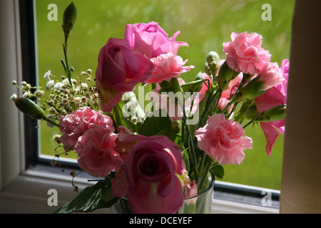 Blumenvase rosa Nelken und Rosen Stockfoto