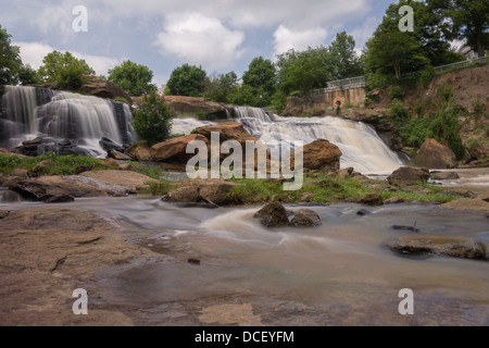 Langzeitbelichtung fängt die langsam fließenden Reedy River Falls Park Stockfoto