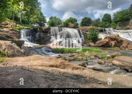 Langzeitbelichtung fängt die langsam fließenden Reedy River Falls Park Stockfoto