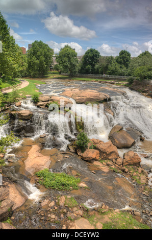 Langzeitbelichtung fängt die langsam fließenden Reedy River Falls Park Stockfoto