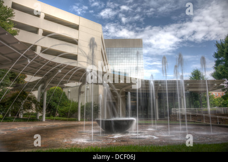 Langzeitbelichtung fängt langsam fließenden Wasser-Brunnen in Greenville, South Carolina Stockfoto