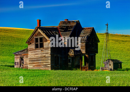 USA, Oregon, Columbia River Gorge. Alten verlassenen Gehöft im Feld. Stockfoto