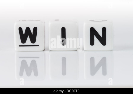 Sieg buchstabiert im Würfel Buchstaben auf weißem Hintergrund isoliert reflektiert Stockfoto