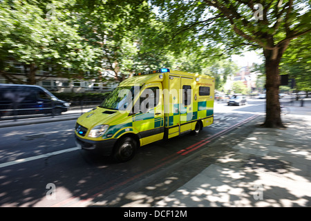 London Ambulance Service Rettungswagen Beschleunigung auf Abruf England UK bewusste Bewegung verwischen Stockfoto