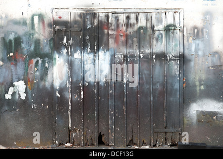 Hintergrundtextur mit geschlossenen Grunge Holztor Stockfoto