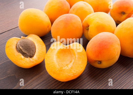 Frische Aprikosen auf Holztisch Stockfoto