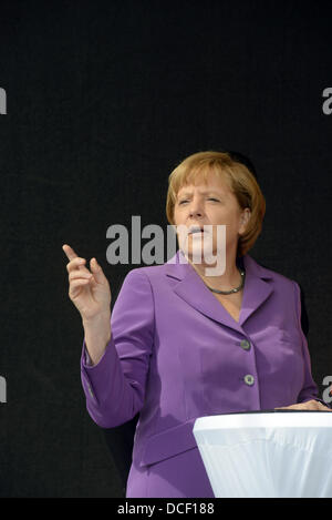 Greifswald, Deutschland. 16. August 2013. Bundeskanzlerin Angela Merkel spricht bei der Eröffnung des Forschungslabors Sicherheit Stufe 4 auf der Insel Riems in Greifswald, Deutschland, 16. August 2013. Merkel eröffnet der Hochsicherheitstrakt mit Forschungslabors des Friedrich-Loeffler-Instituts für Tiergesundheit. Foto: STEFAN SAUER/Dpa/Alamy Live News Stockfoto