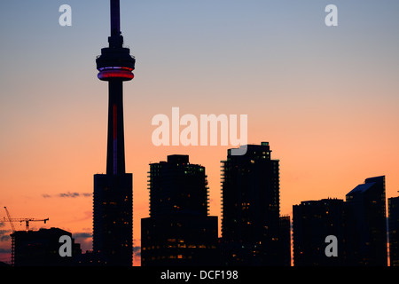 Toronto City Skyline Silhouette bei Sonnenuntergang auf See mit städtischen Hochhäusern. Stockfoto