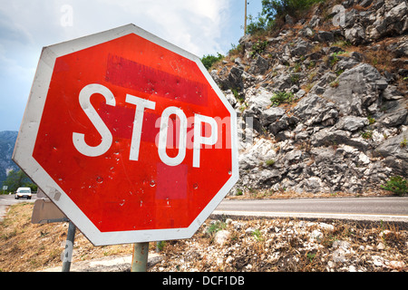 Rot Stop Verkehrszeichen auf ländliche Straße Stockfoto