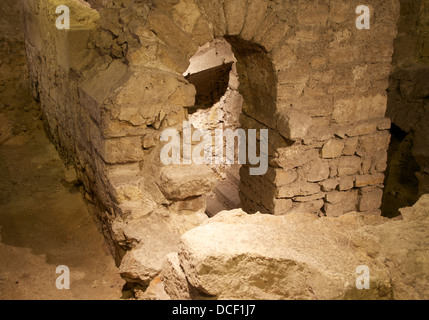 Reste einer mittelalterlichen Keller in der archäologischen Krypta unter dem Vorplatz von Notre-Dame de Paris Stockfoto