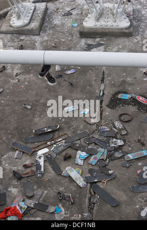 Skateboard-Friedhof an der Hungerford Bridge über die Themse in London Stockfoto