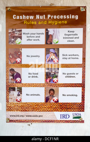 Buchungsregeln und Hygiene für Arbeitnehmer zu unterzeichnen. Gruppe Juboo Cashew Processing Center, Fass Njaga Choi, North Bank Region, Gambia Stockfoto