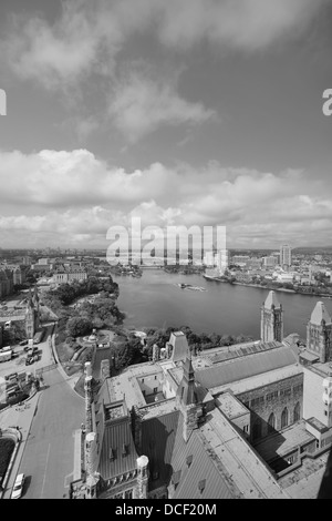 Ottawa Stadtbild in den Tag über Fluss mit schwarzen und weißen historischer Architektur. Stockfoto