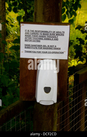 Hand-Desinfektionsmittel mit Schild am Landschaftspark Stockfoto