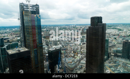 Eine hohe Aussicht auf Leadenhall Gebäude oder Cheesegrater Käse reibe Gebäude und Tower 42 Stadt von London England UK KATHY DEWITT Stockfoto