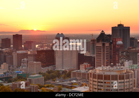 Montreal-Sonnenaufgang am Morgen vom Mont Royal mit Skyline der Stadt betrachtet Stockfoto