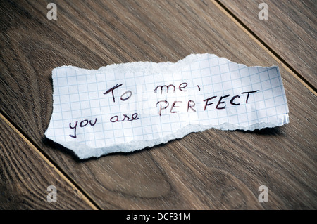 Für mich sind Sie perfekt - Hand schreiben Text auf ein Blatt Papier auf Holz Hintergrund Stockfoto