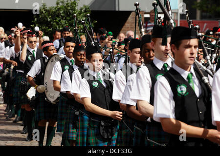 Saint Enoch Square, Glasgow, Schottland, Großbritannien, Freitag, 16. August 2013. Saint John's College Pipe Band aus Harare in Zimbabwe tritt im Beat the Retreat auf, während vier Pipe Bands während des Piping Live am traditionellen Beat the Retreat teilnehmen! Festival Stockfoto