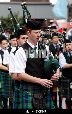 Saint Enoch Square, Glasgow, Schottland, Großbritannien, Freitag, 16. August 2013. Saint John's College Pipe Band aus Harare in Zimbabwe tritt im Beat the Retreat auf, während vier Pipe Bands während des Piping Live am traditionellen Beat the Retreat teilnehmen! Festival Stockfoto