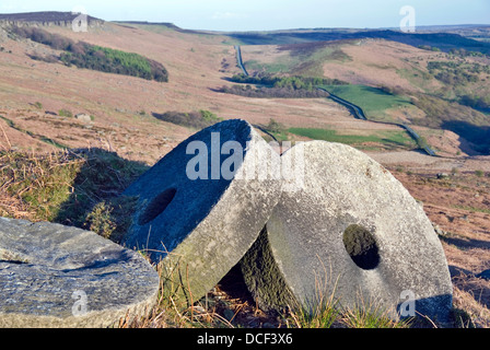 Mühlsteine Lüge aufgegeben an Ort und Stelle bei der alte Steinbruch bei Stanage Edge, Peak District, UK Stockfoto