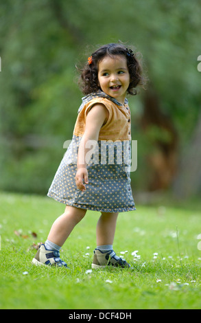 Glücklich Kleinkind Mädchen spielen im park Stockfoto