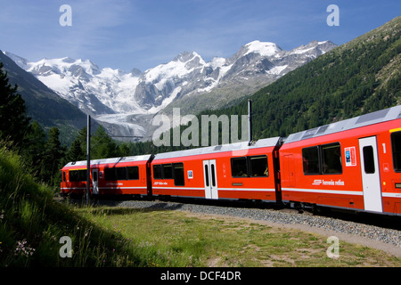 moderner Zug der Rhätischen Bahn mit Bernina Bergkette Stockfoto