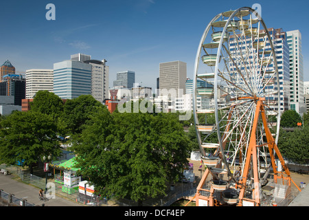 FERRIS WHEEL ROSE FESTIVAL VERGNÜGUNGEN WATERFRONT PARK SKYLINE VON DOWNTOWN PORTLAND OREGON USA Stockfoto