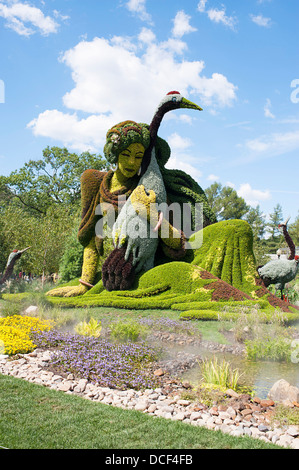 Mosaicultures International de Montréal-Skulptur von Xu Xiu Juan - eine wahre Geschichte über ein chinesisches Mädchen, das rote Krone Krane geliebt. Stockfoto