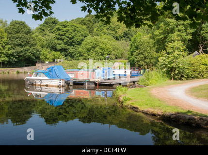 verschiedene Arten des Bootes an ihre Liegeplätze auf Calder und Hebble Kanal in Halifax West yorkshire Stockfoto